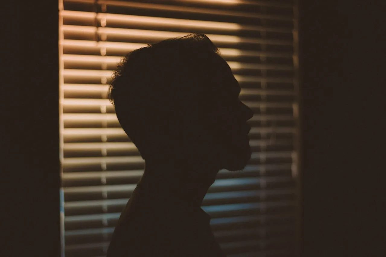Hikikomori: il ritiro sociale nell’adolescenza contemporanea